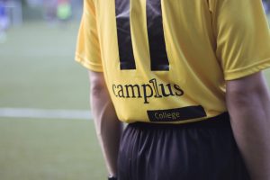 Particolare maglia sportiva con logo Camplus